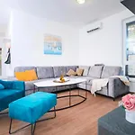 Apartment Sunshine, Sea View & Beach!